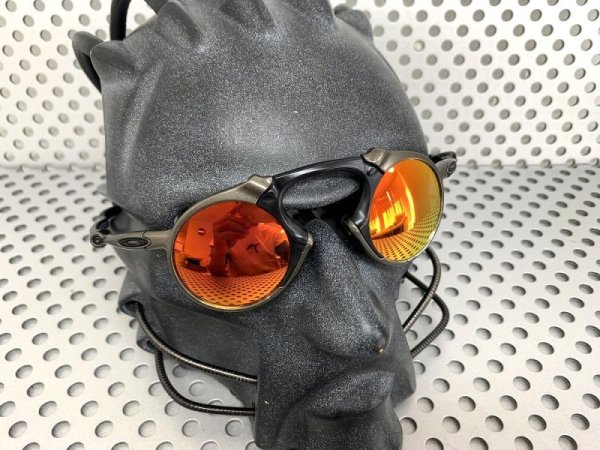 Photo8: Madman - Cardinal Red - Polarized